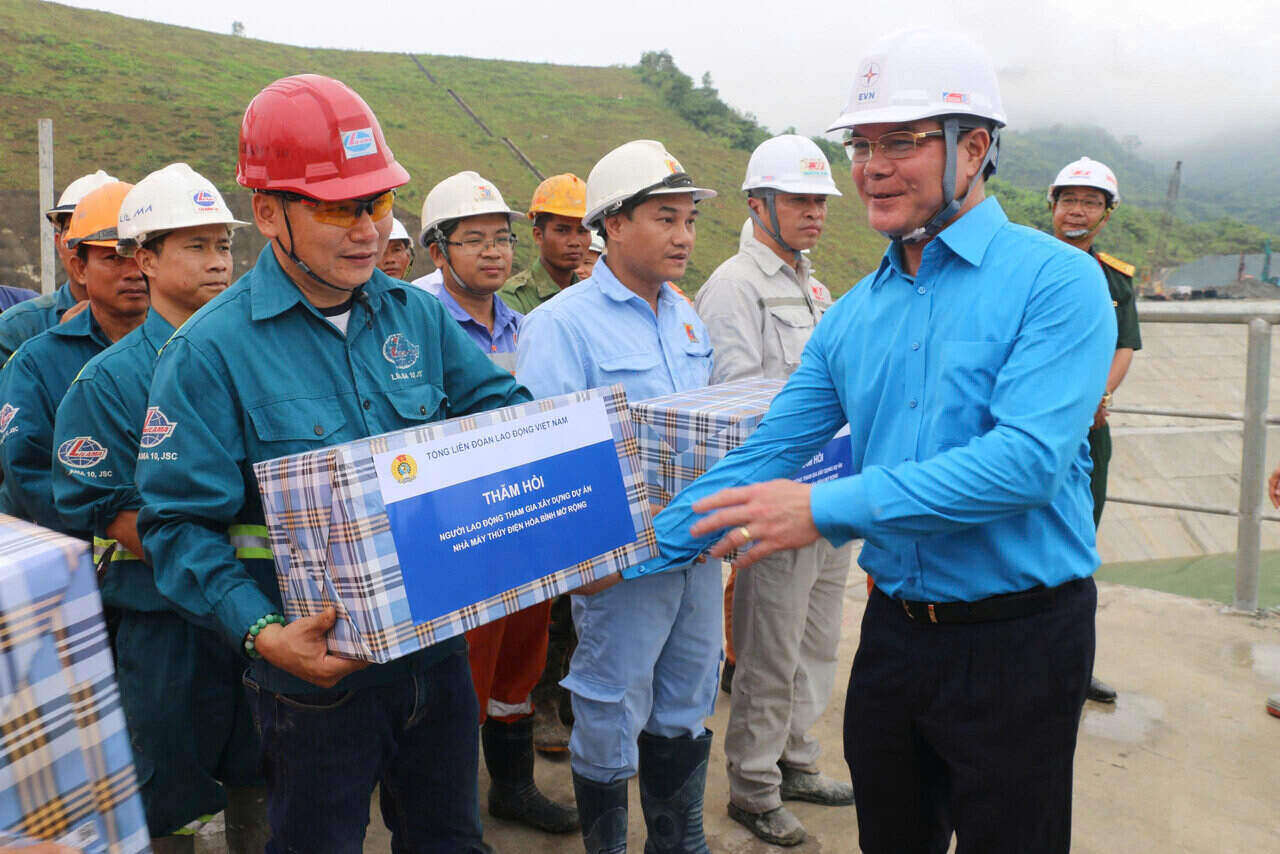 Vietnam General Confederation of Labor visits and encourages workers in Hoa Binh
