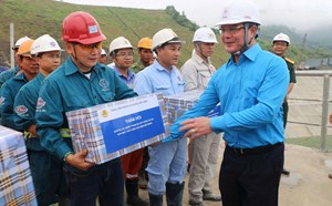 Chủ tịch Tổng Liên đoàn Lao động Việt Nam động viên công nhân xây dựng Nhà máy Thủy điện Hòa Bình mở rộng