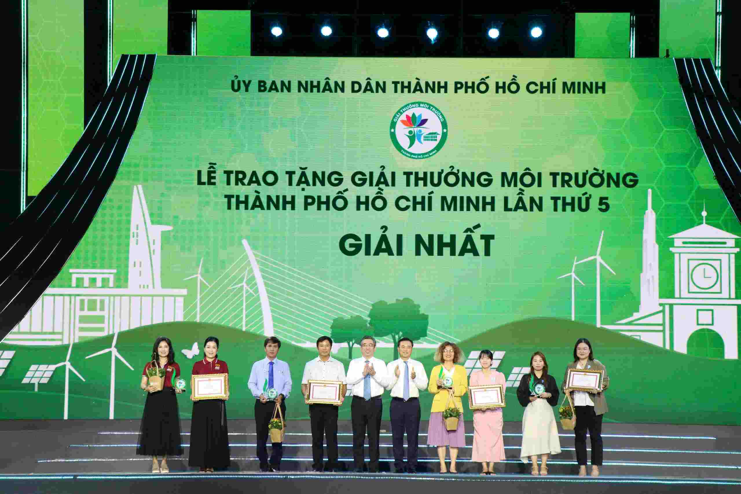 Trao tang giai thuong Moi truong cho cac tap the doat giai nhat. Anh: Anh Hoang