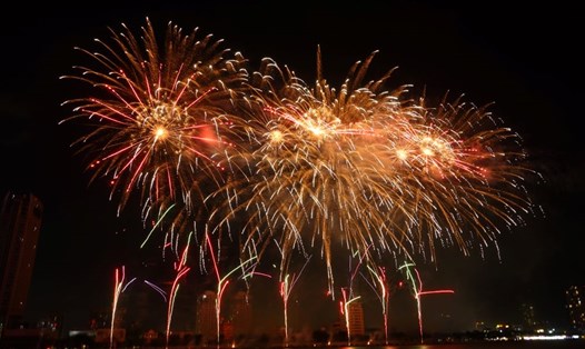 Màn bắn pháo hoa rực rỡ bên sông Hàn chắc chắn không làm du khách thất vọng khi ghé thăm Đà Nẵng vào mùa DIFF 2025. Ảnh: Trần Thi