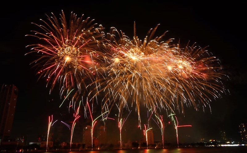 The brilliant fireworks display on the Han River will certainly not disappoint visitors when visiting Da Nang in the DIFF 2025 season. Photo: Tran Thi
