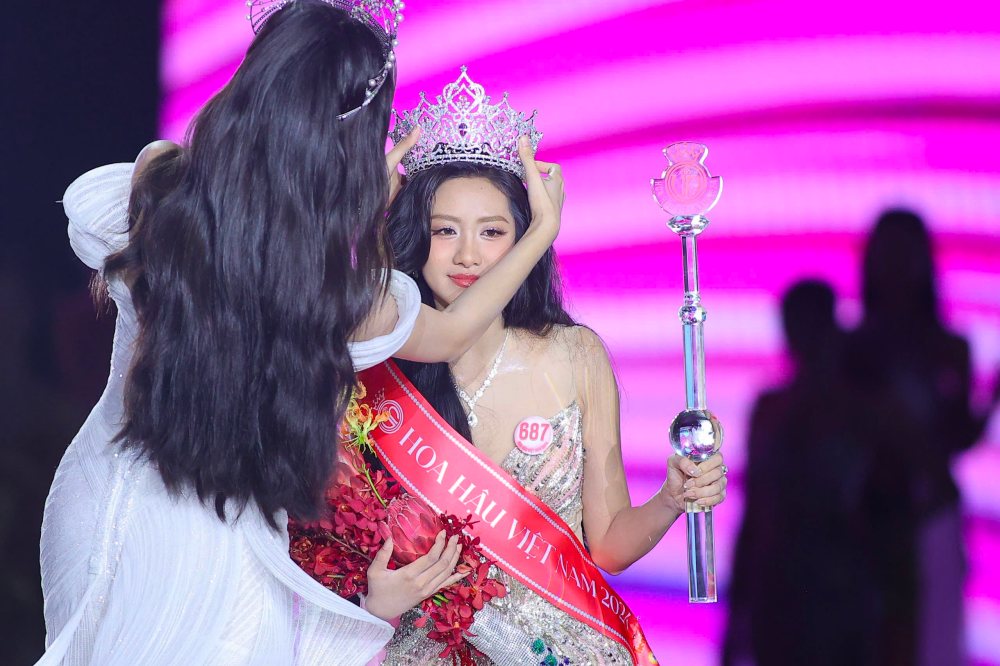 Ha Truc Linh trong khoanh khac duoc trao vuong mien. Anh: BTC