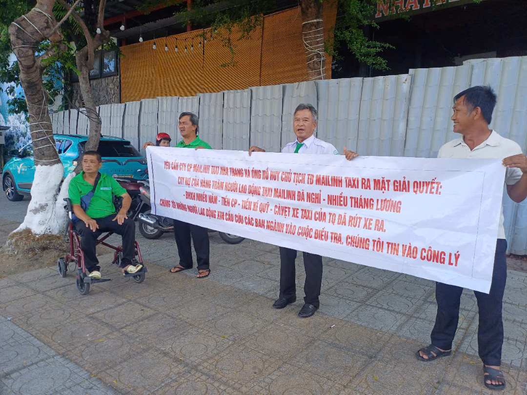 Many workers who are drivers of Mai Linh Nha Trang Company are upset when the company continuously breaks its promise and fails to fulfill its commitment to pay wages and social insurance. Photo: Phuong Linh