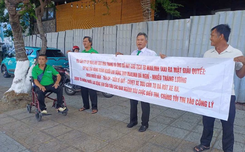 Many workers who are drivers of Mai Linh Nha Trang Company are upset when the company continuously breaks its promise and fails to fulfill its commitment to pay wages and social insurance. Photo: Phuong Linh