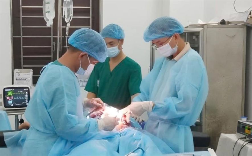 Captain, Doctor Le Dang Tuan and the emergency surgical team for a patient with an amenorrhea on the first day of the Lunar New Year 2025. Photo: Character provided