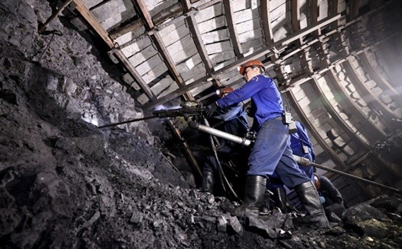 Employees who have paid compulsory social insurance for 15 years or more and have worked in underground coal mining for 15 years or more can retire 10 years early, according to the Law on Social Insurance 2024. Photo: TT TKV