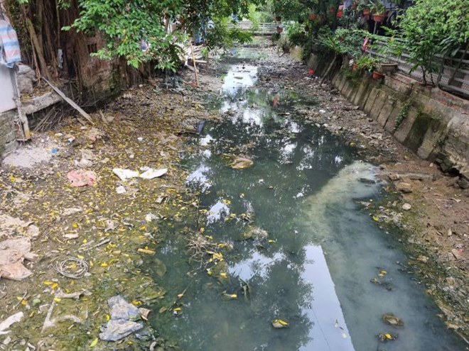 Kênh mương ở Nam Định cạn trơ đáy, ngập rác thải