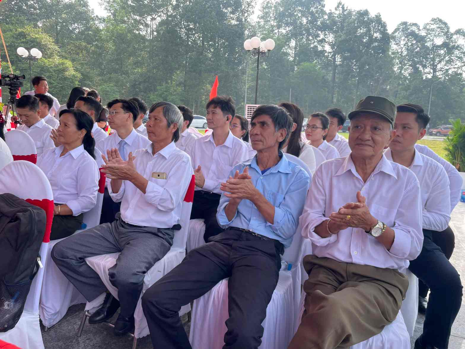Nhan dan dia phuong phan khoi khi cong trinh duoc khanh thanh. Anh: Dinh Trong