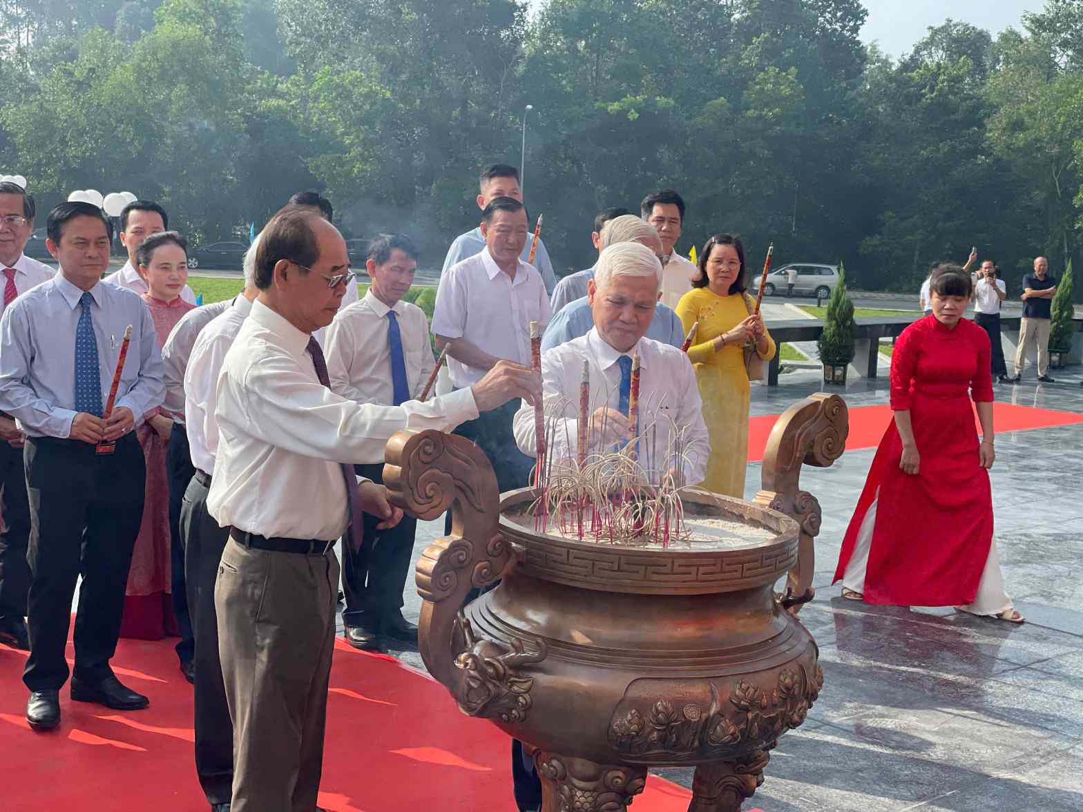 Lanh dao tinh Binh Duong dang huong tai tuong dai trung tam khu tuong niem chien khu D. Anh: Dinh Trong