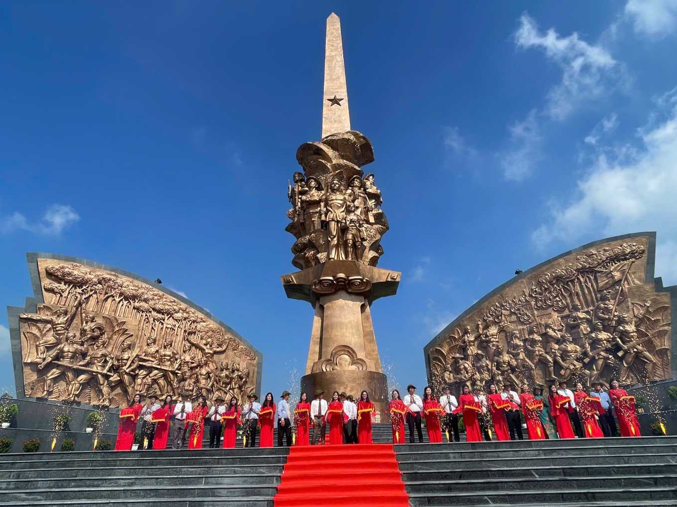 Inauguration of the central monument of the War Zone D Memorial Area in Dat Cuoc Commune, Bac Tan Uyen District, Binh Duong Province. Photo: Dinh Trong