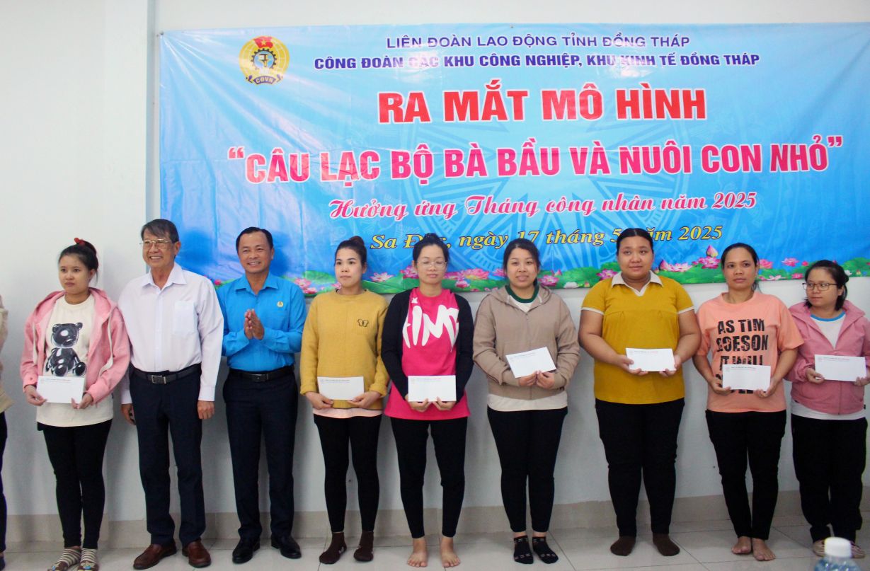 Tang qua cho cac thanh vien trong ngay ra mat “Cau lac bo ba bau va nuoi con nho“. Anh: Thanh Mai