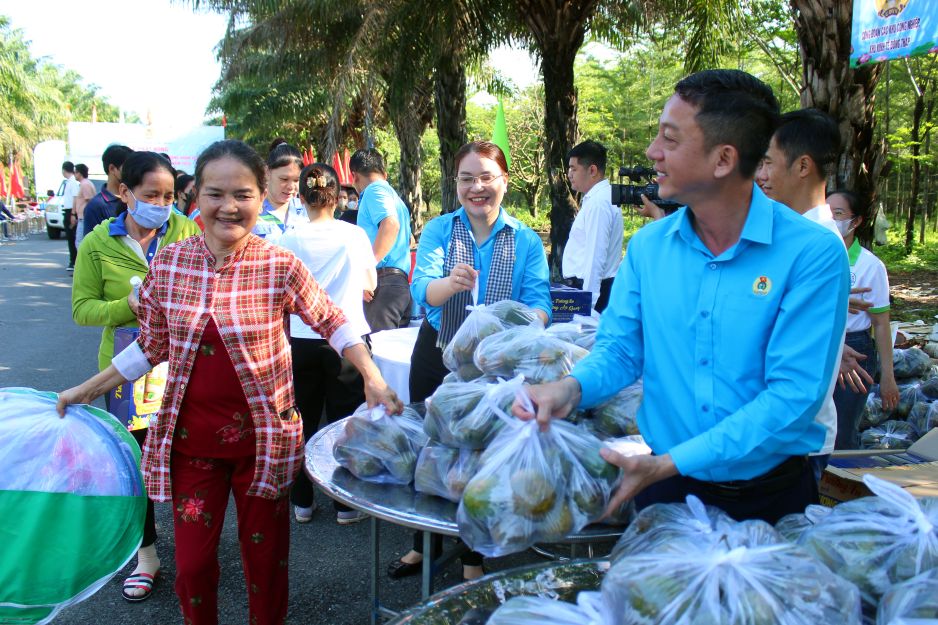 Cong doan cac khu cong nghiep, khu kinh te Dong Thap tang qua cho tat ca doan vien, cong nhan, lao dong du le phat dong Thang Cong nhan nam 2025. Anh: Thanh Mai
