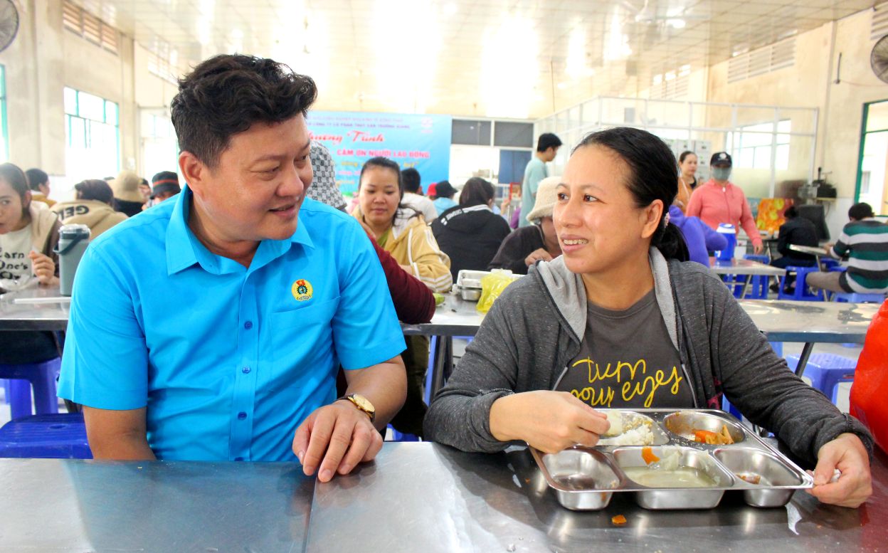 Chu tich Cong doan cac khu cong nghiep, khu kinh te Dong Thap Nguyen Thanh Nhan tham hoi doi song nguoi lao dong tai Bua com Cong doan duoc duy tri vao moi ngay cuoi tuan tai Cong ty Co phan Thuy san Truong Giang. Anh: Thanh Mai