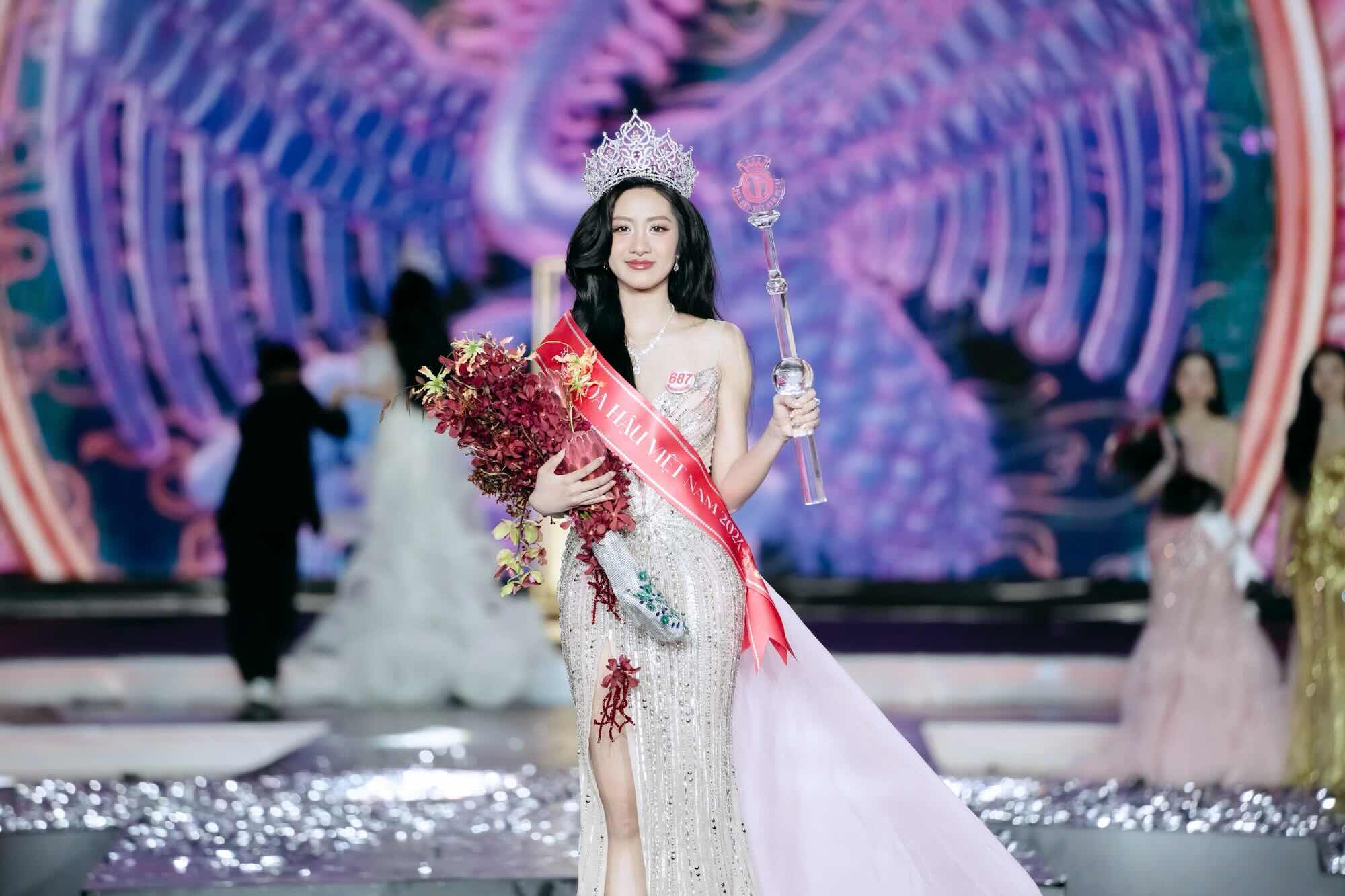 The emotions of the reigning Miss Vietnam Ha Truc Linh after her coronation. Photo: Nguyen Luan