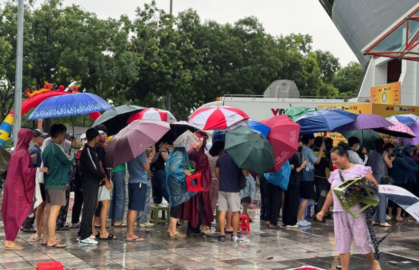 Fans del equipo de lluvia se alinean para comprar boletos para ver la Copa VTV 2025. Foto: VTV