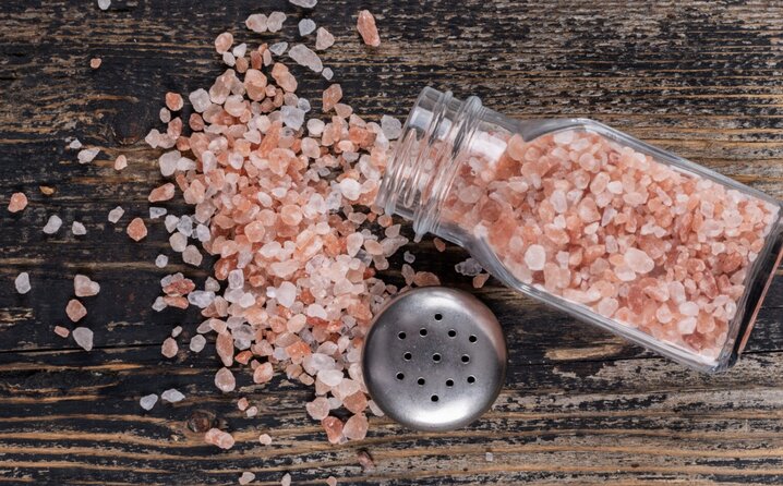 Which is better for your health? either pink salt or salt from the sea. Photo: Thuy Duong