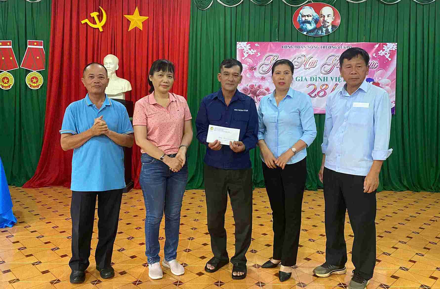 Los trabajadores laboristas en circunstancias dificiles reciben regalos en el dia de la familia vietnamita (28.6). Foto: Bao Trung