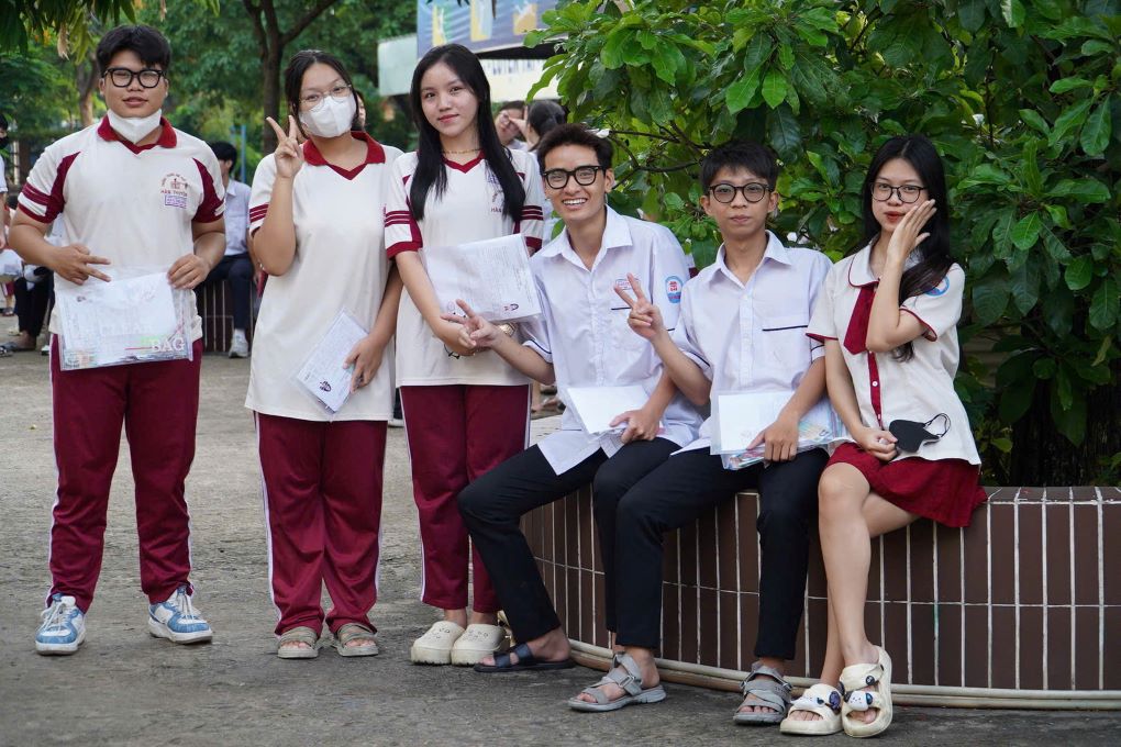 Los candidatos toman el examen de graduacion de la escuela secundaria en 2025 en la ciudad de Ho Chi Minh. Foto: Chan Phuc