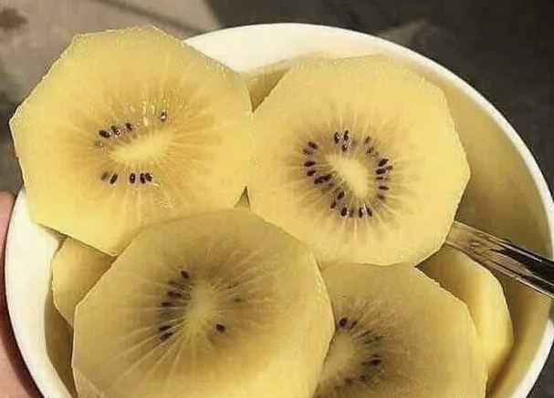 Eating kiwi in the morning or mid-afternoon is one of the ways to support natural blood pressure reduction. Photo: Kieu Vu