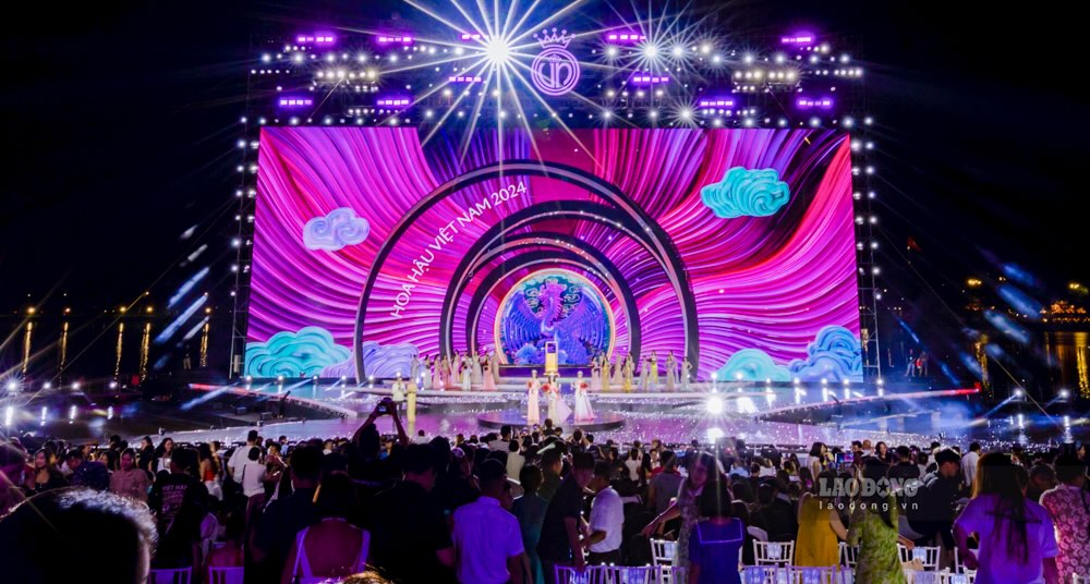 Vuot qua hang chuc ung vien sang gia tai dem chung ket Hoa hau Viet Nam 2024 dien ra vao toi 27.6 tai san khau noi tren song Huong (TP Hue), nguoi dep Ha Truc Linh – 21 tuoi, den tu Phu Yen da chinh thuc tro thanh tan Hoa hau Viet Nam.