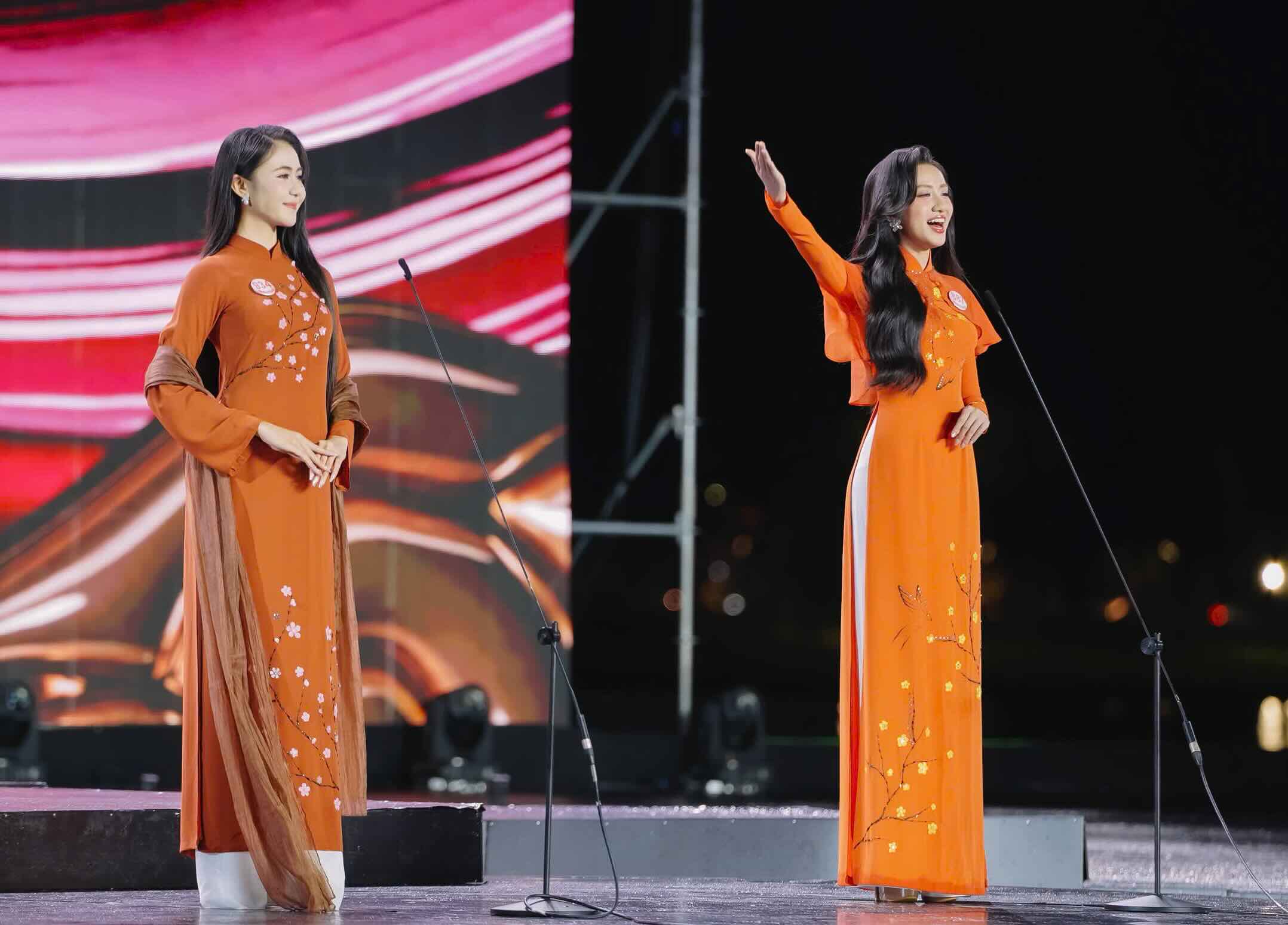 “Doi voi em, trong thoi buoi cong nghe so ngay nay, AI rat la phat trien. Em khong hoan toan phu nhan AI den, mang cho chung ta nhung ung dung rat huu ich, giup chung ta nhieu trong cong viec, dac biet la trong linh vuc giao duc. Doi voi em, mot sinh vien nganh Marketing, em cung da su dung rat nhieu AI, nhung em duc ket duoc mot dieu rang, neu chung ta khong trao lenh cho AI, day AI cach dat cau hoi, AI se khong dat duoc mot ke hoach tot. Tu do, em hieu duoc mot dieu rang, chung ta phai ung dung AI vao viec phat trien ban than. Va dac biet, chung ta phai de cao viec tu phat trien ban than, nang cao kha nang tu duy sang tao, de tro nen khac biet va ben vung“- Ha Truc Linh tra loi ung xu.