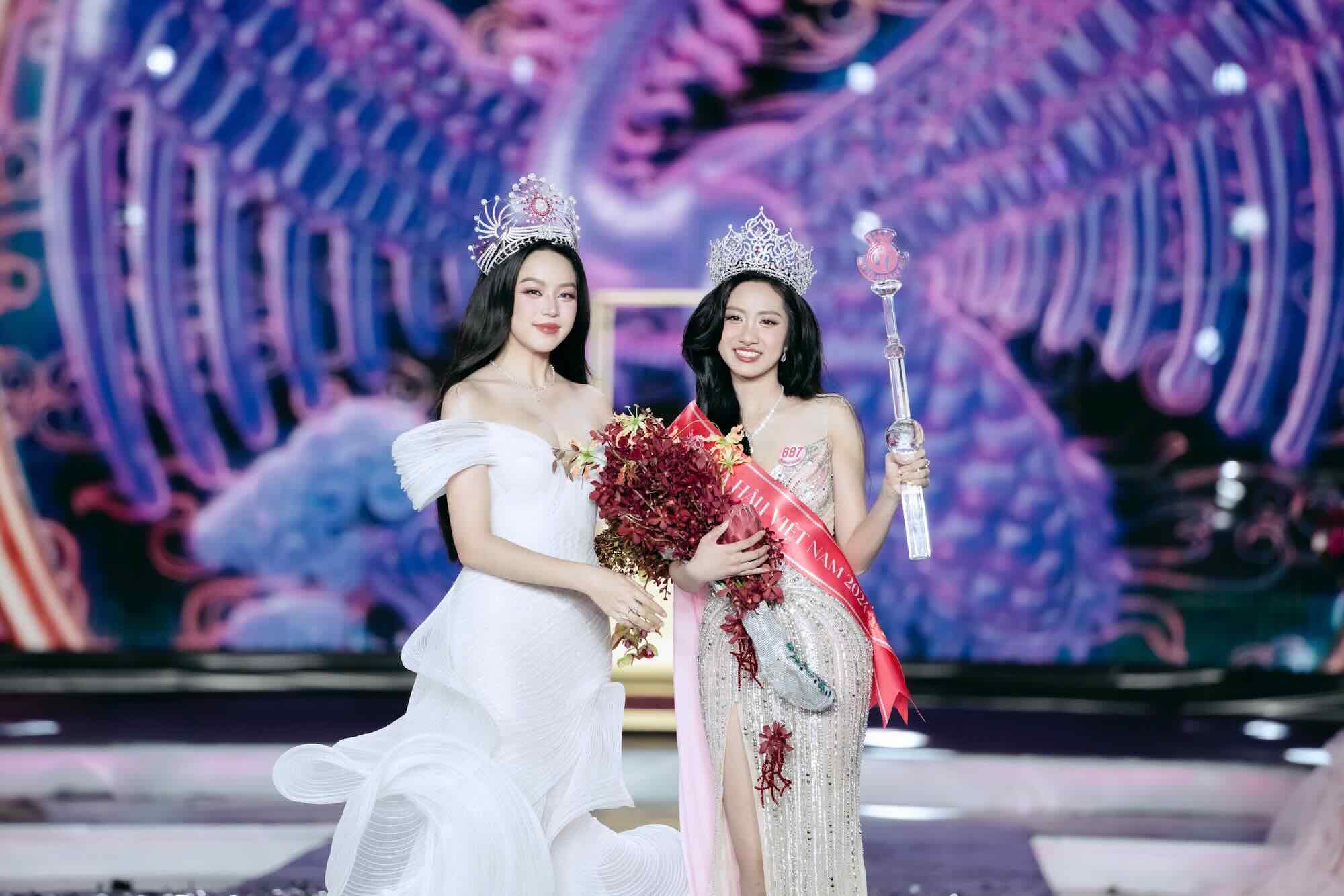 Khong chi dung lai o nhan sac, Ha Truc Linh con ghi diem boi phong thai chung chac, ban linh va dinh huong ro rang. Co chia se mong muon tro thanh hinh mau phu nu hien dai, vua ban linh, tri tue, vua cong hien cho cong dong.
