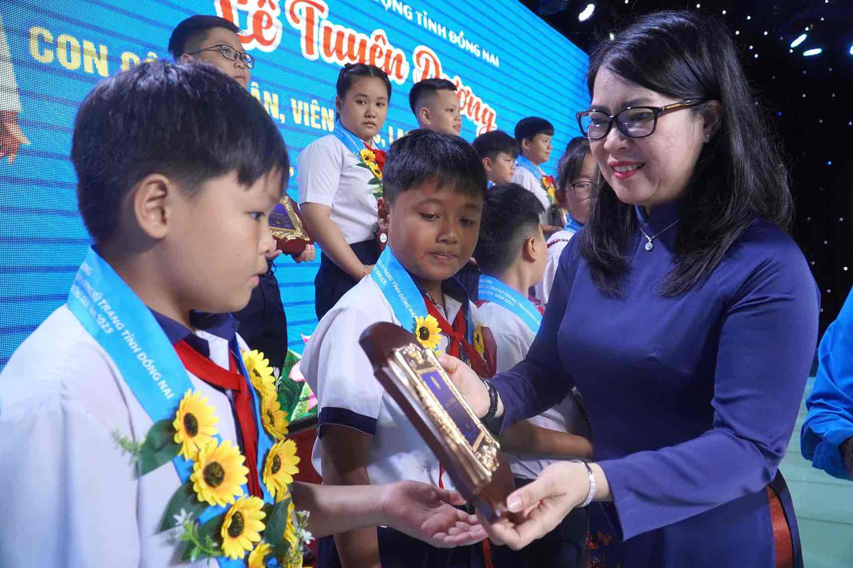 Chu tich LDLD tinh Dong Nai Nguyen Thi Nhu Y trao khen thuong con CNVCLD, luc luong vu trang hoc gioi song tot nam 2025. Anh: HAC