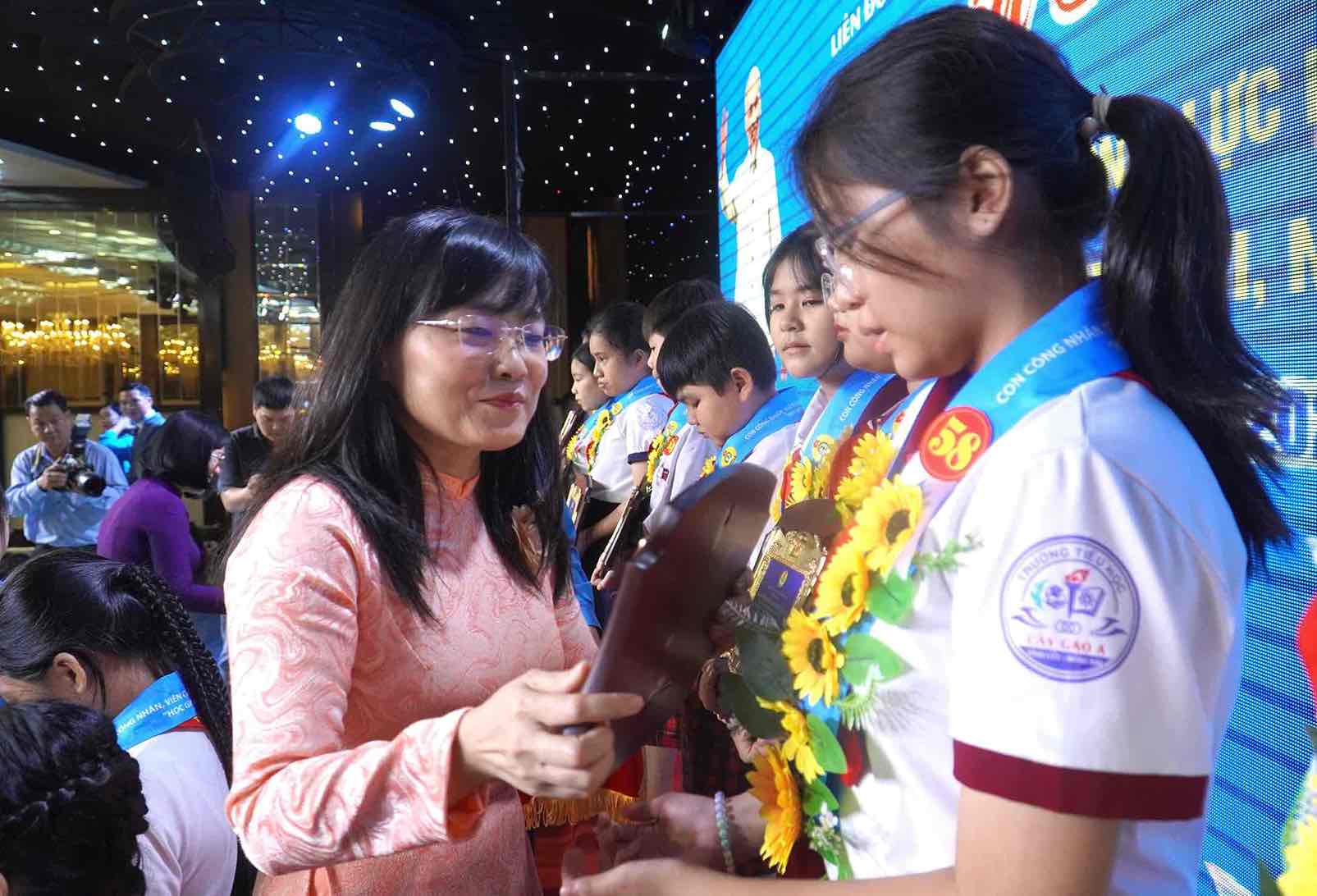 Pho Chu tich Thuong truc LDLD tinh Dong Nai Bui Thi Bich Thuy trao khen thuong con CNVCLD, luc luong vu trang hoc gioi song tot nam 2025. Anh: HAC
