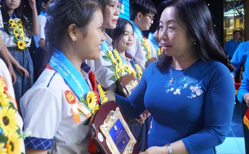 Permanent Vice President of the Vietnam General Confederation of Labor Thai Thu Xuong presented awards to children of employees and armed forces who are good at studying and living well in 2025. Photo: HAC