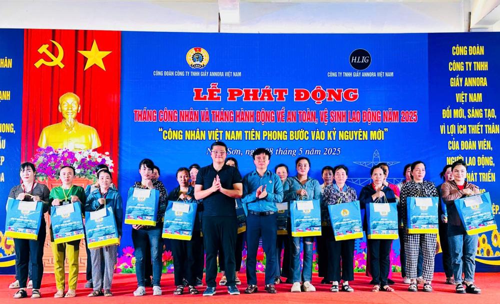 Anh Nguyen Van Tron trao qua cho doan vien nhan Thang Cong nhan nam 2025. Anh: Quach Du