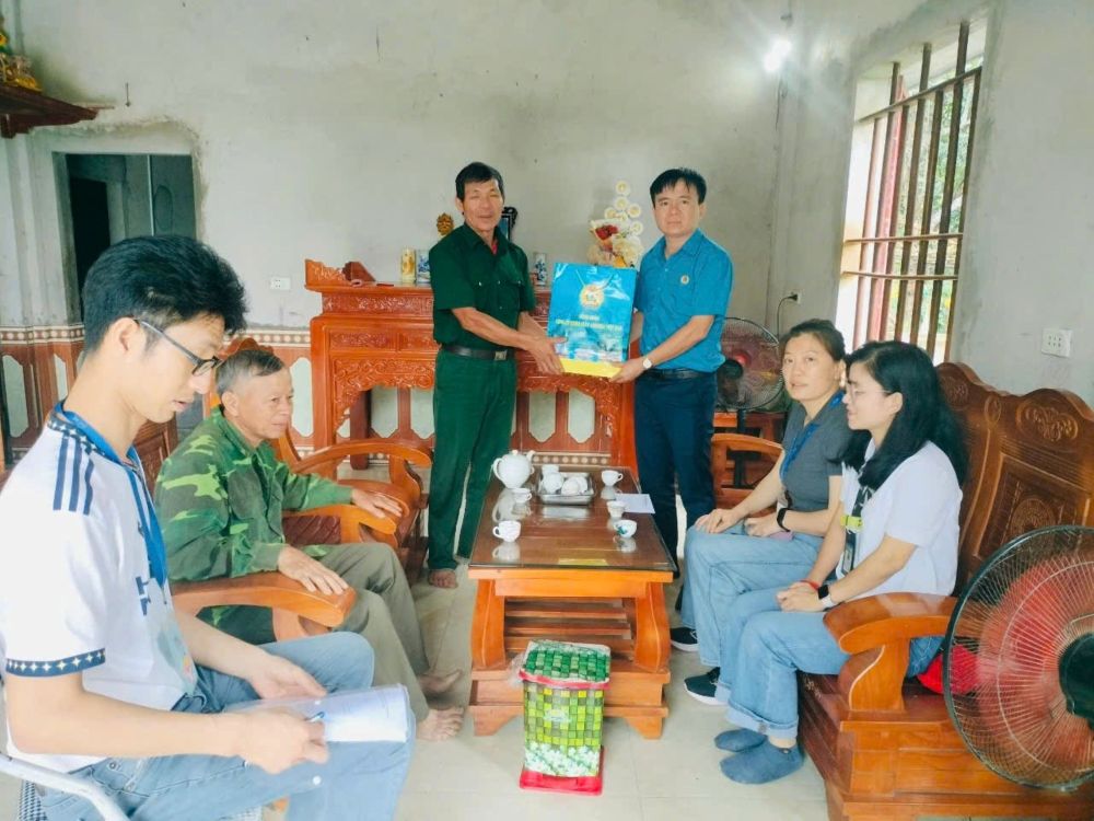 Anh Nguyen Van Tron trao qua cho gia dinh doan vien co hoan canh kho khan. Anh: Quach Du