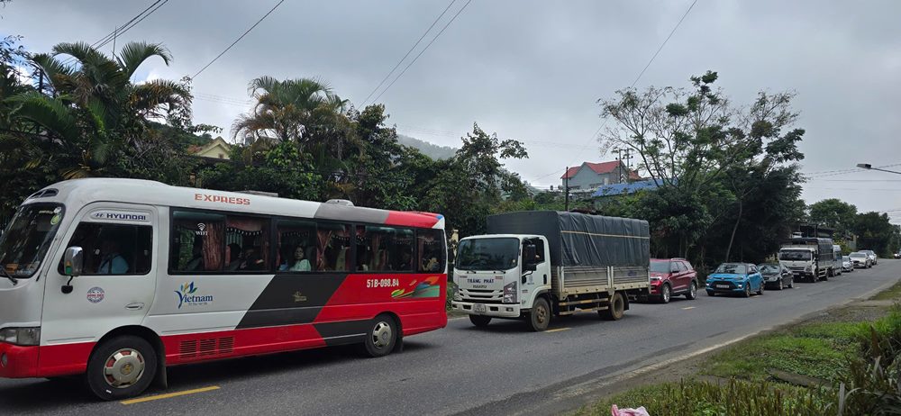 Bao Loc Pass esta congestionado con muchos kilometros debido a la reparacion inesperada de la alcantarilla en la autopista 20. Foto: Lam Hong Hong