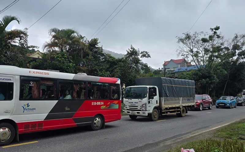 Bao Loc Pass was blocked for many kilometers due to sudden repair of a culvert on National Highway 20. Photo: Lam Hong