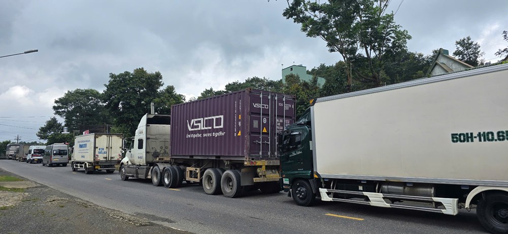 Doan duong bi ach tac giao thong nghiem trong keo dai hon 3 km. Anh: Cong an cung cap