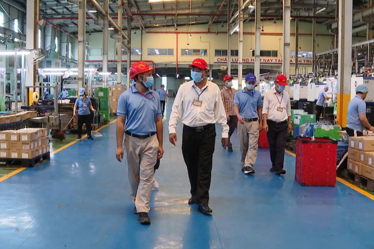 The monitoring team of the Provincial Federation of Labor re-inspected lock&Lock Vina Company. Photo: Nguyen Thong