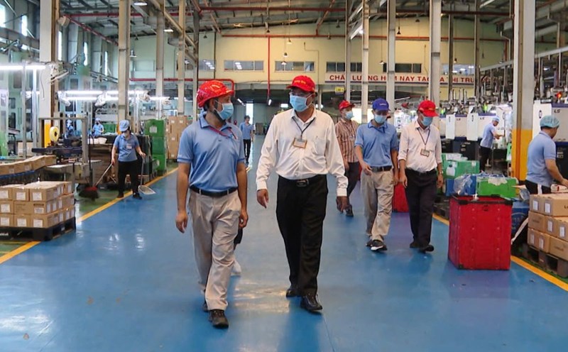 The monitoring team of the Provincial Federation of Labor re-inspected lock&Lock Vina Company. Photo: Nguyen Thong
