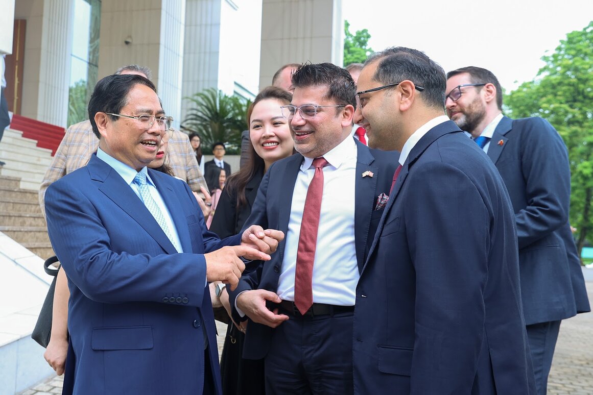 Politburo member and Prime Minister Pham Minh Chinh talks with representatives of British businesses after the seminar. Photo: VGP