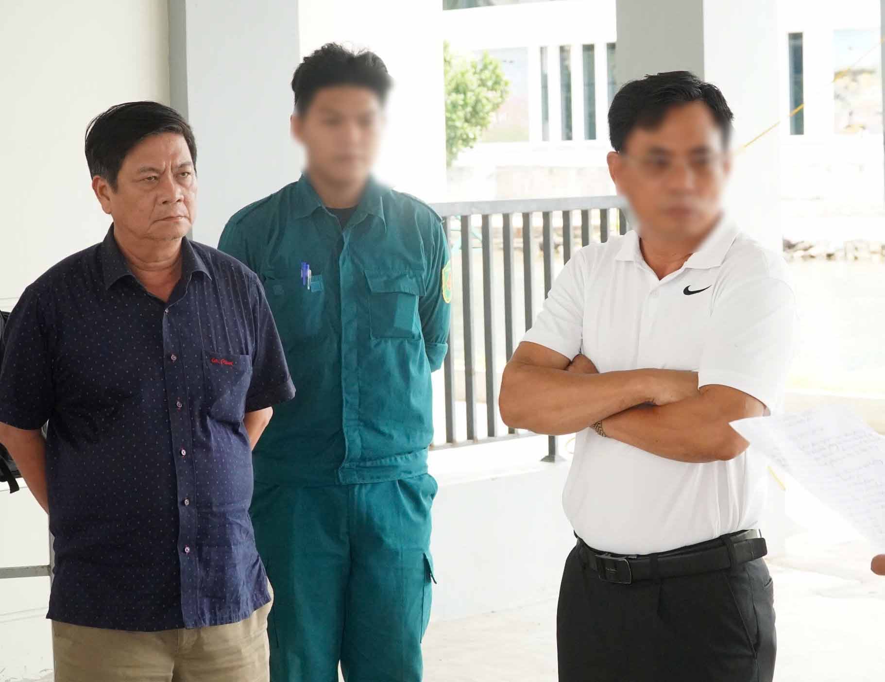 The authorities in Nha Trang requested a review and experience review of Chairman of Loc Tho Ward Le Minh Thuy (first on the left of the photo). Photo: Huu Long