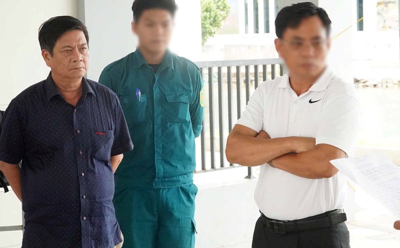 The authorities in Nha Trang requested a review and experience review of Chairman of Loc Tho Ward Le Minh Thuy (first on the left of the photo). Photo: Huu Long