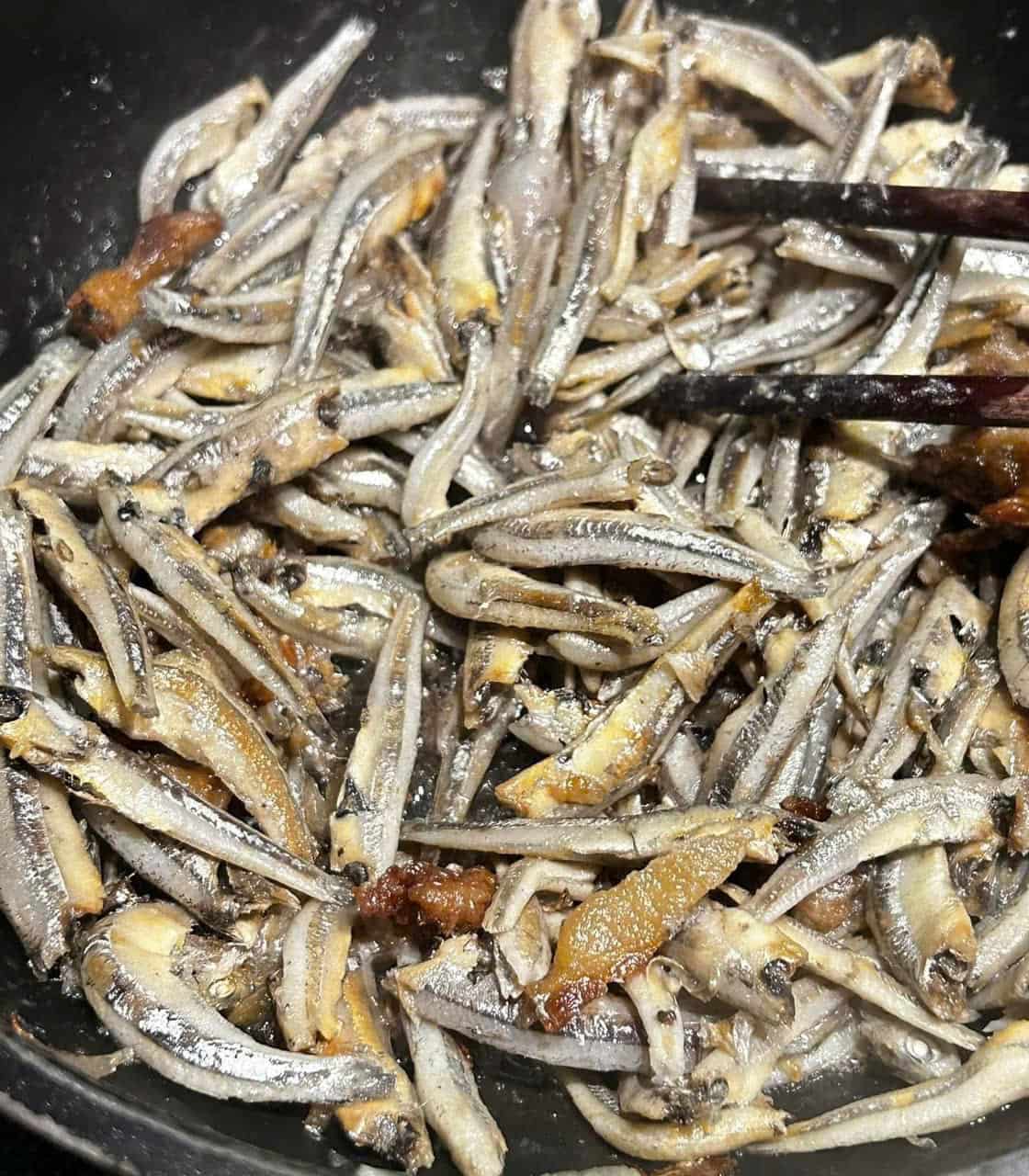 Com stall fish with its roosters is a dish that can help supplement calcium. Photo: Quang Minh.