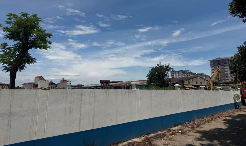 La zone de deploiement du projet de gare routiere et de services publics de la ville de Trau Quy est entouree de murs mais a l'interieur il n'y a que des terrains vides. Photo : Groupe PV