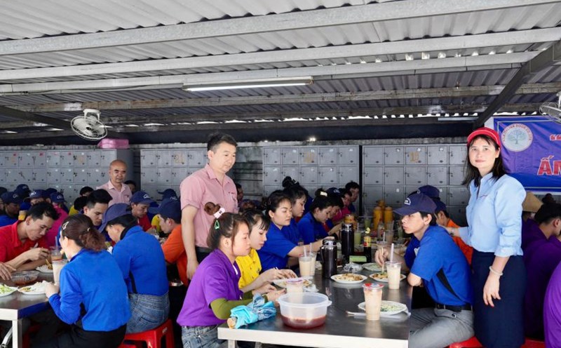 Ms. Le Thi Huong - Chairwoman of the Trade Union of Asia Italian option Technology Company Limited - negotiated and the Company's Board of Directors agreed to organize a "Union Meal" program each month. Photo: Dinh Trong