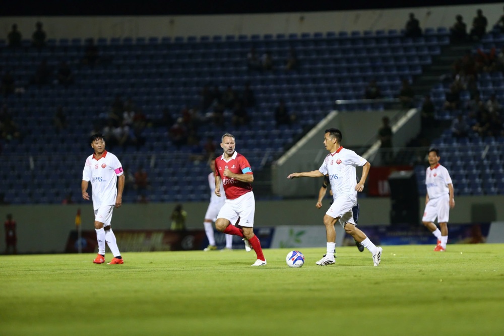Tran dau giua cac huyen thoai Man United va Vietnam All Stars dien ra tren san Hoa Xuan. Anh: Thanh Vu