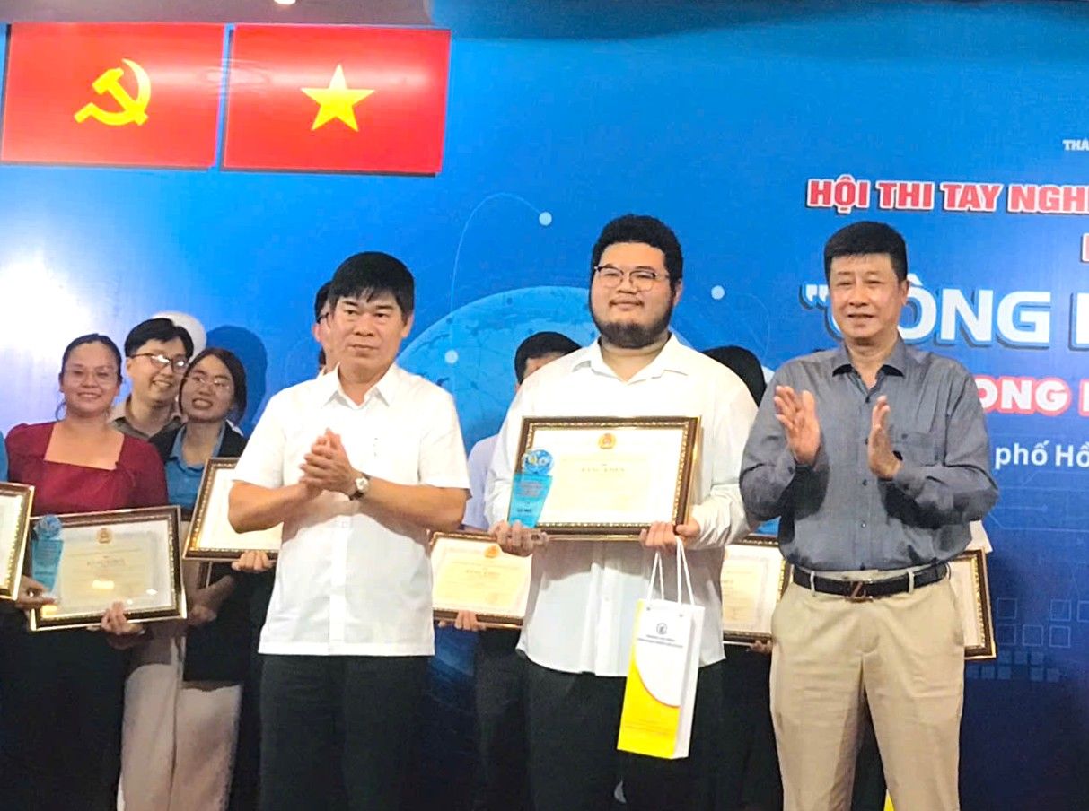 Contestant Tran Minh Khang received a Certificate of Merit from the Ho Chi Minh City Labor Federation and won first prize in the 3rd "Excellent Network Administration" Contest in 2025. Photo: Duc Long
