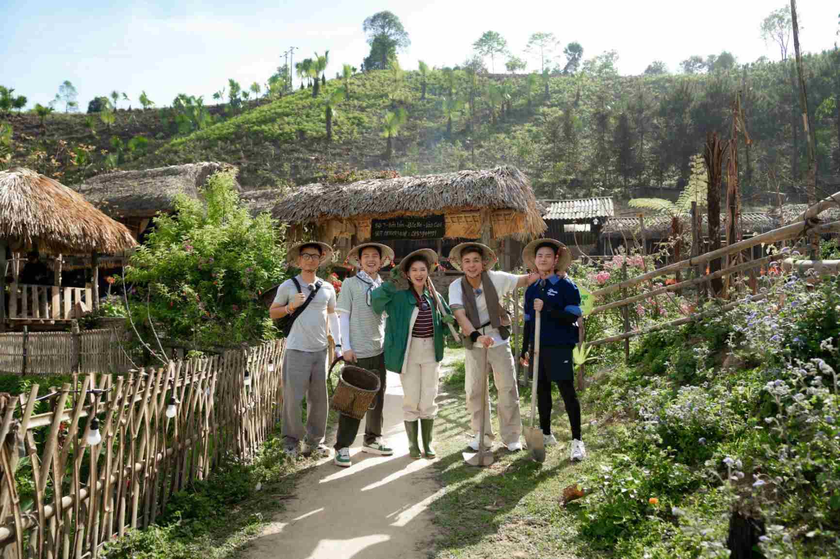 Cac nghe si trong Gia dinh Haha trai nghiem cuoc song lam nong dan o Ban Lien, Bac Ha. Anh: Yeah1