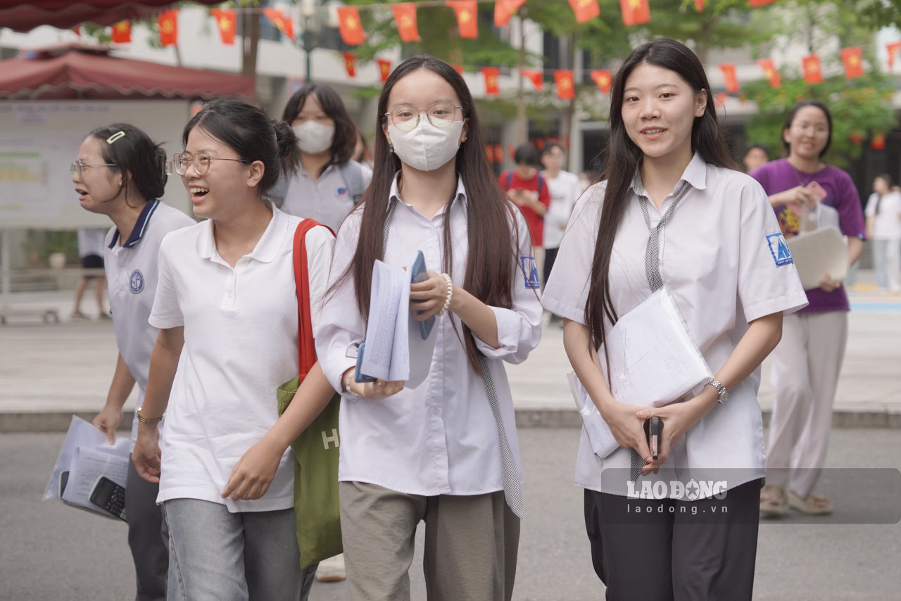 The Ministry of Education and Training responded to concerns that the Math and English questions were difficult, affecting the conversion of admission scores. Photo: Vu Linh