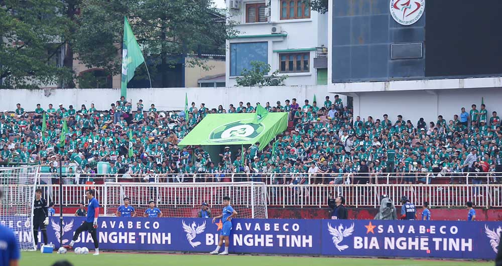 Truong Tuoi Binh Phuoc fans dyed the Thong Nhat Stadium stands green in the play-off match against Da Nang. Photo: Thanh Vu