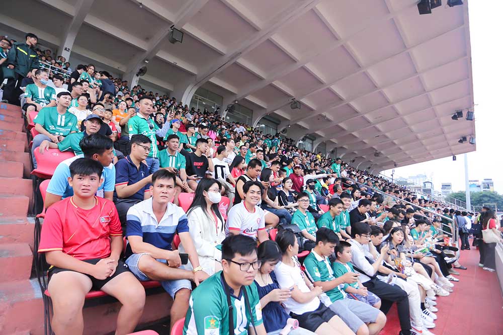 Cac khan dai o san Thong Nhat duoc lap kin. Anh: Thanh Vu
