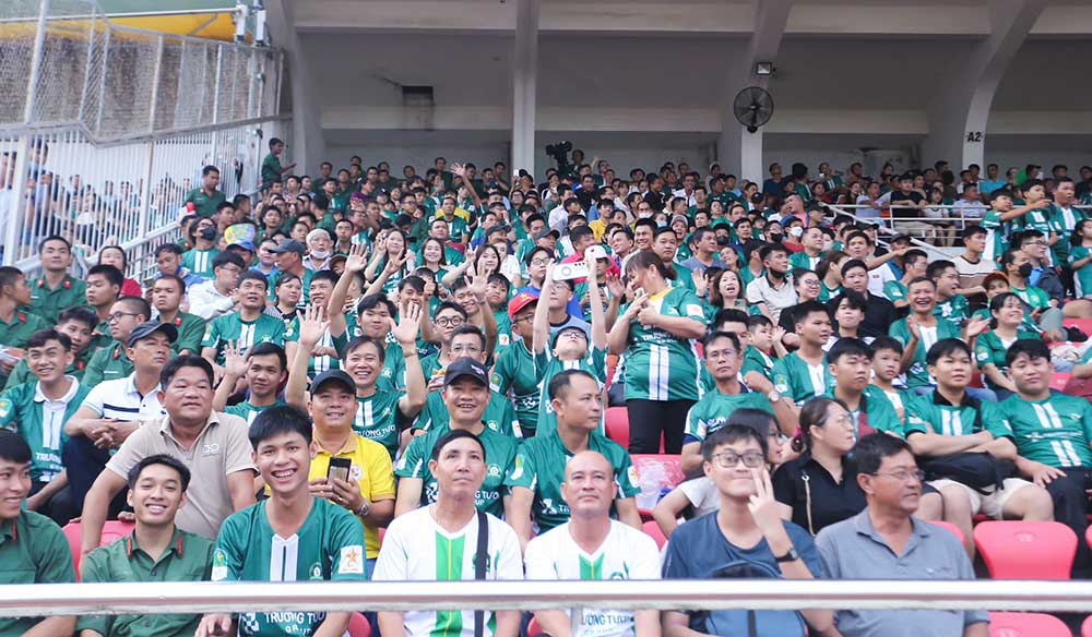 Co dong vien Binh Phuoc de lai hinh anh dep du doi nha khong len hang. Anh: Thanh Vu