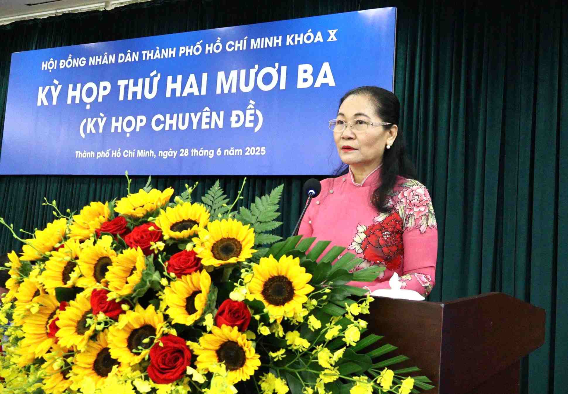 Chu tich HDND TPHCM Nguyen Thi Le phat bieu tai ky hop. Anh: Ha Khanh